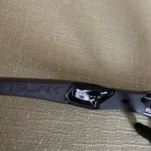 Oakley Polarized Flak 12-903 Polished Black Men's Sunglasses & Zip Case - Picture 10 of 11